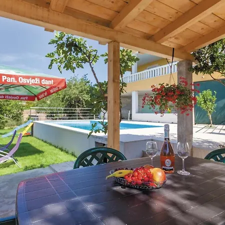 Apartment Amazing In With Wifi Zrnovnica