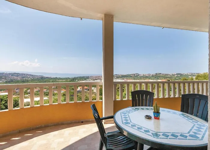 Two-bedroom With Sea View 05 شقة