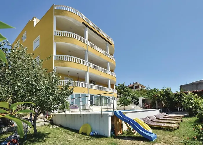 Two-bedroom With Sea View 05 شقة