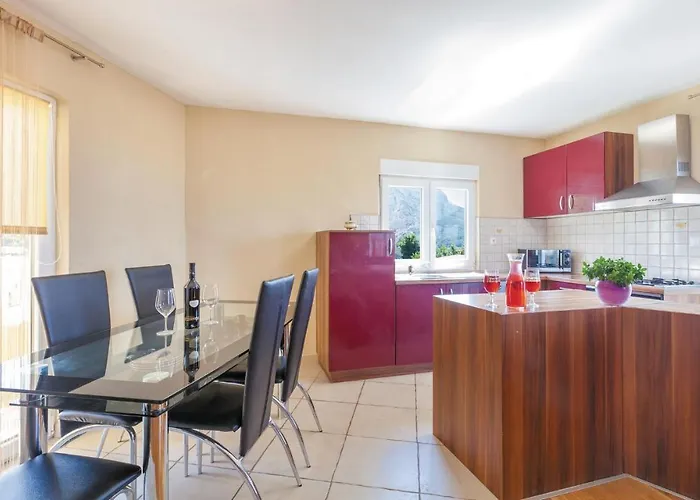 Two-bedroom With Sea View 05 شقة