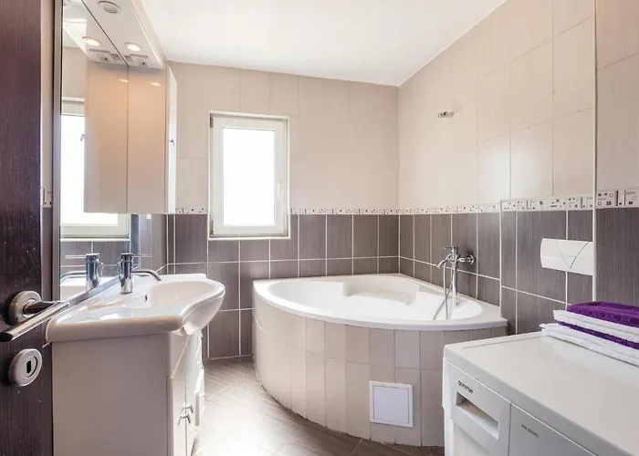 Two-bedroom With Sea View 05 شقة *
